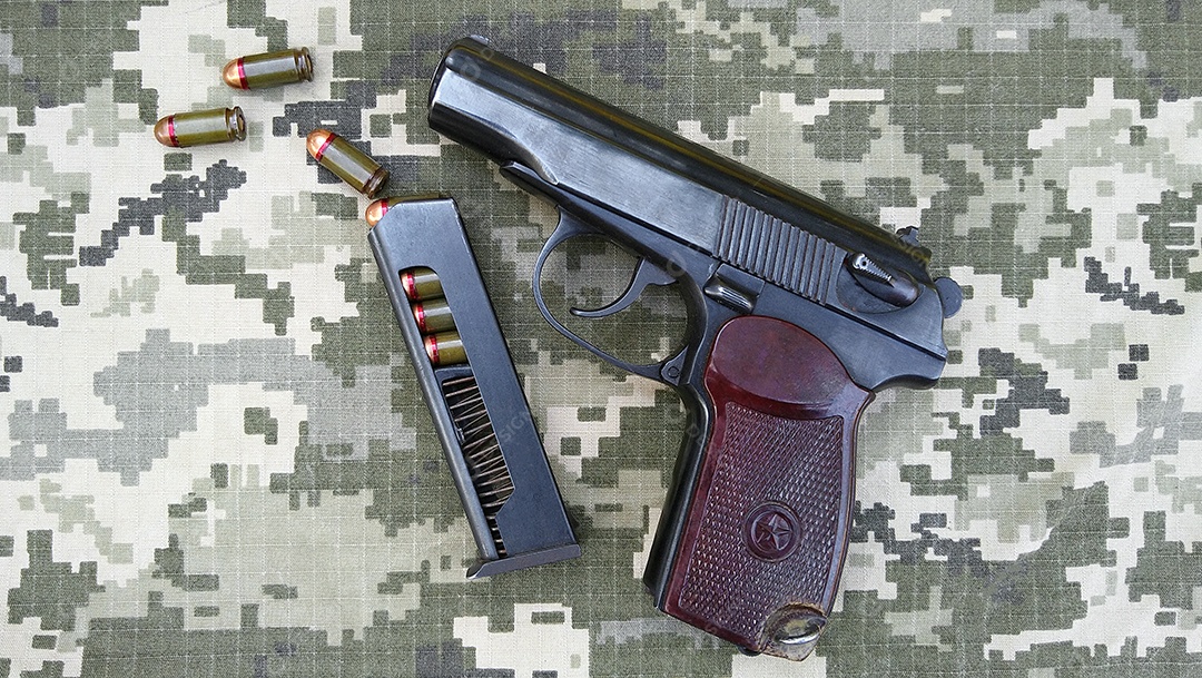 Pistola Makarov com cartuchos e pentes de munição conceito de guerra na Ucrânia