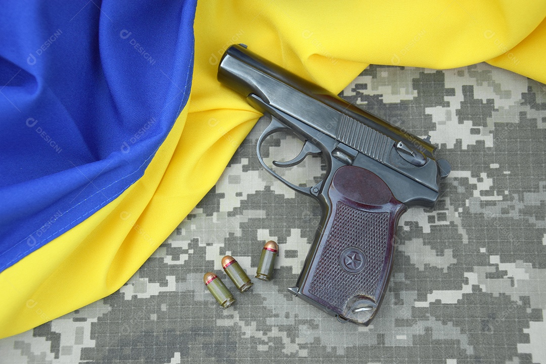 Pistola Makarov com cartuchos conceito de guerra na Ucrânia