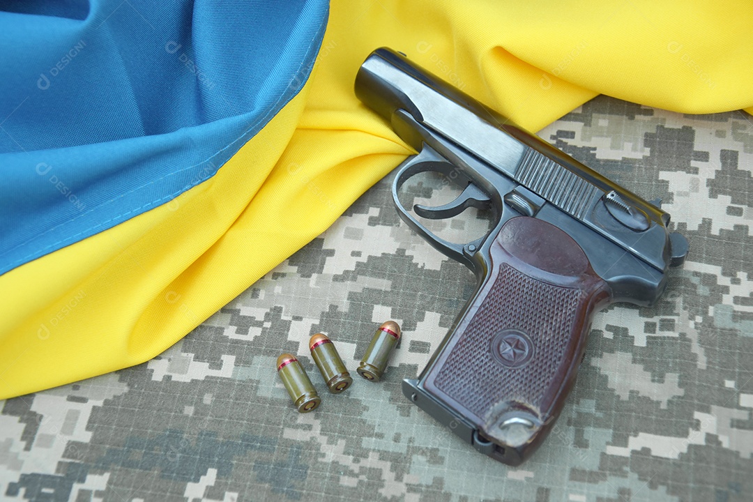 Pistola Makarov com cartuchos conceito de guerra na Ucrânia