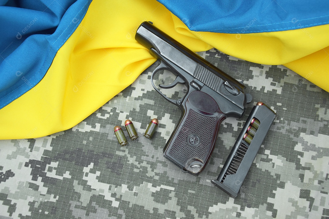 Bandeira da Ucrânia com pistola e pentes de balas