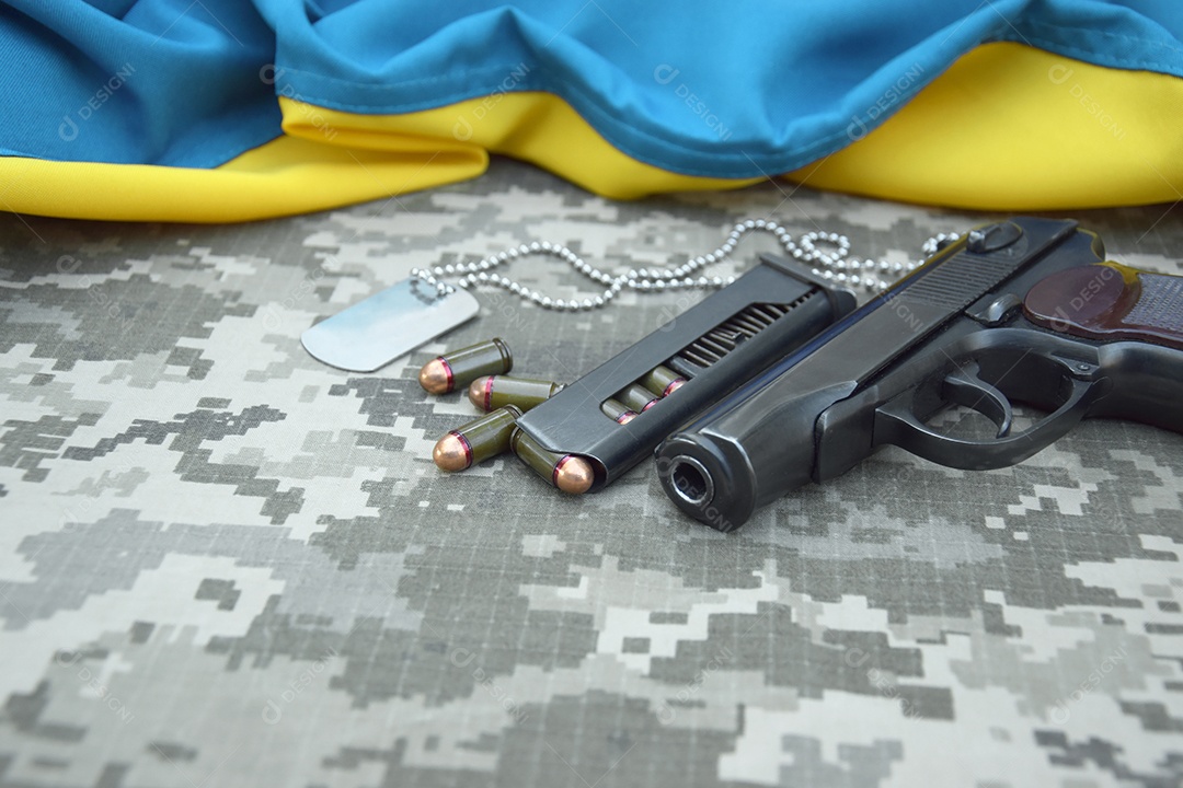Pistola com pentes em fundo militar e bandeira da Ucrânia
