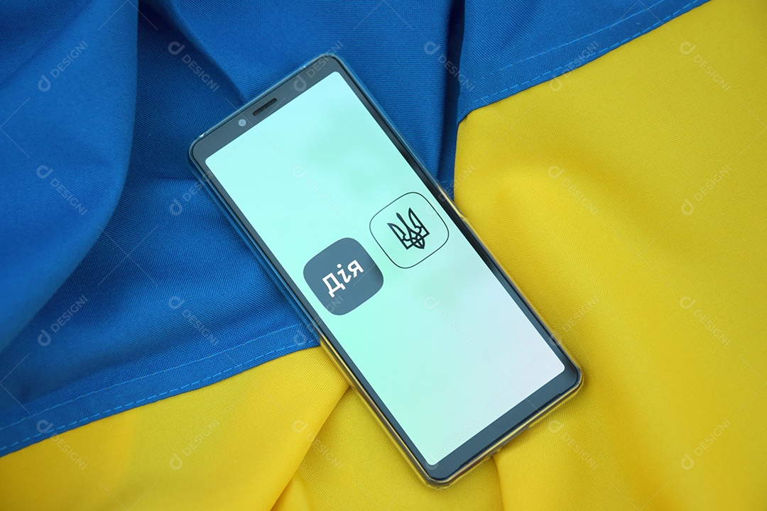 Celular com aplicativo Diia sobre fundo de bandeira