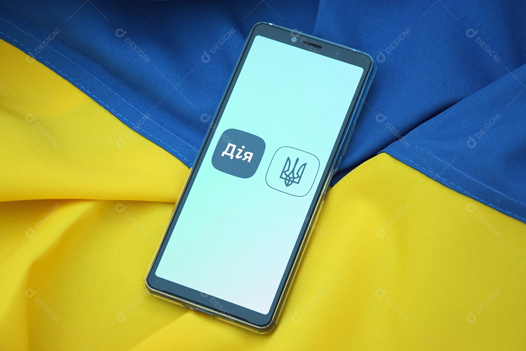 Celular com aplicativo Diia sobre fundo de bandeira