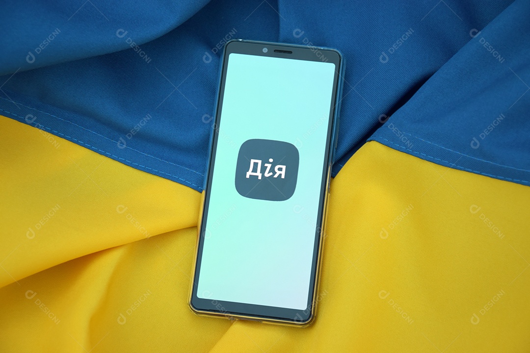 Celular com aplicativo Diia sobre fundo de bandeira