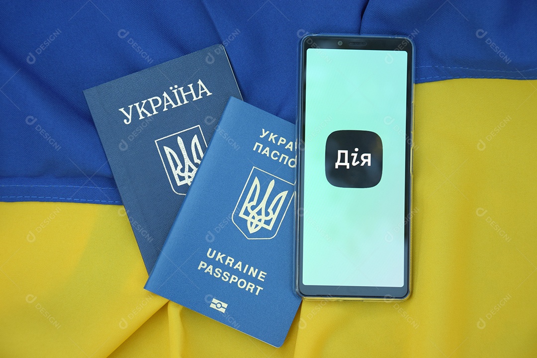 Aplicativo Diia na tela do smartphone no contexto da bandeira da Ucrânia
