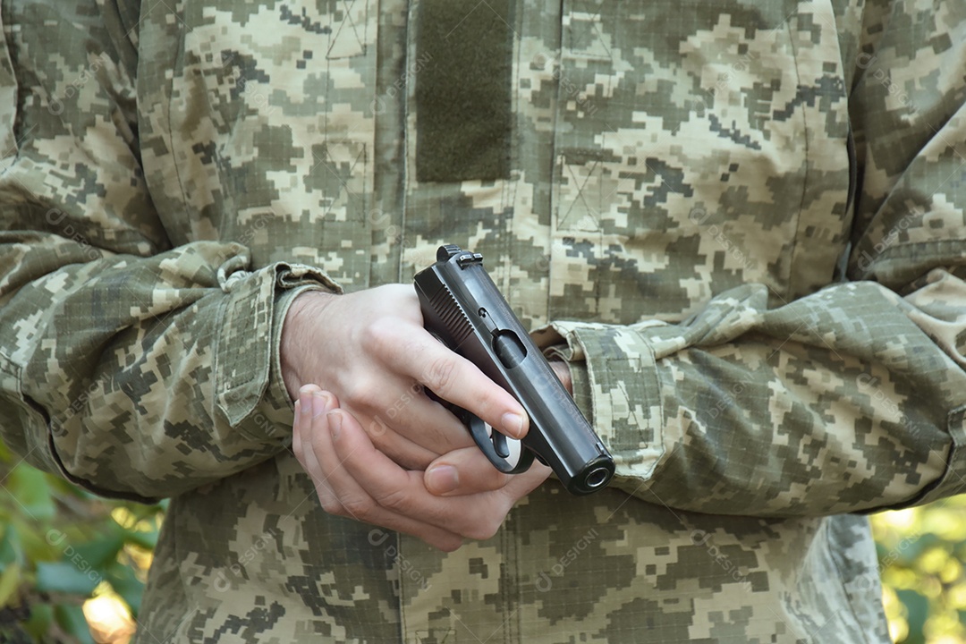 Militar segurando pistola nas mãos