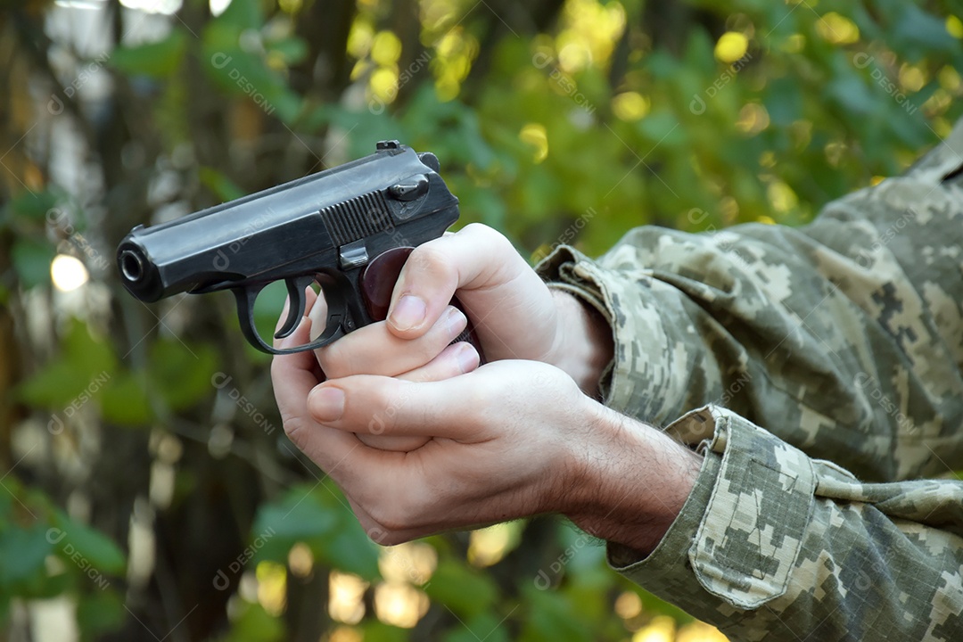 Militar segurando pistola nas mãos