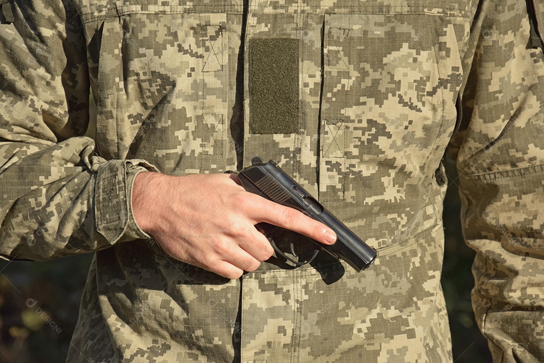Um militar ucraniano segura uma pistola Makarov