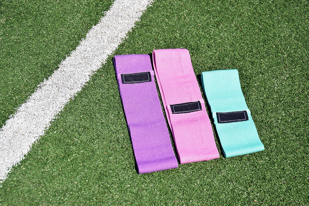 Elásticos de tecido multicolorido para fitness na grama