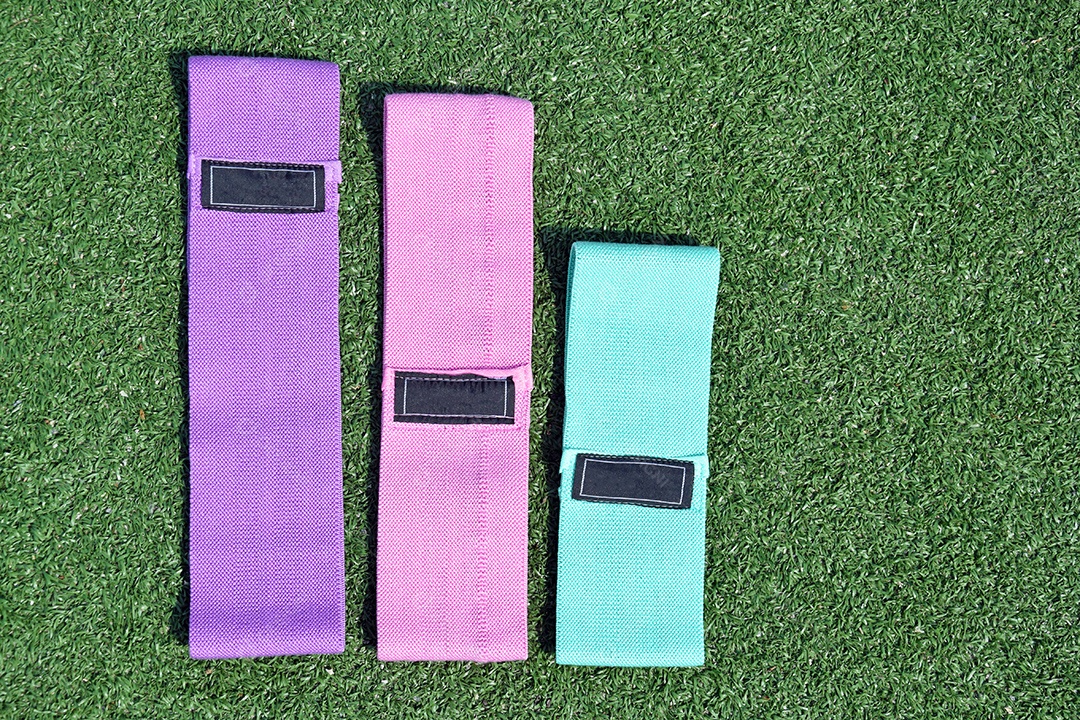 Elásticos de tecido multicolorido para fitness na grama