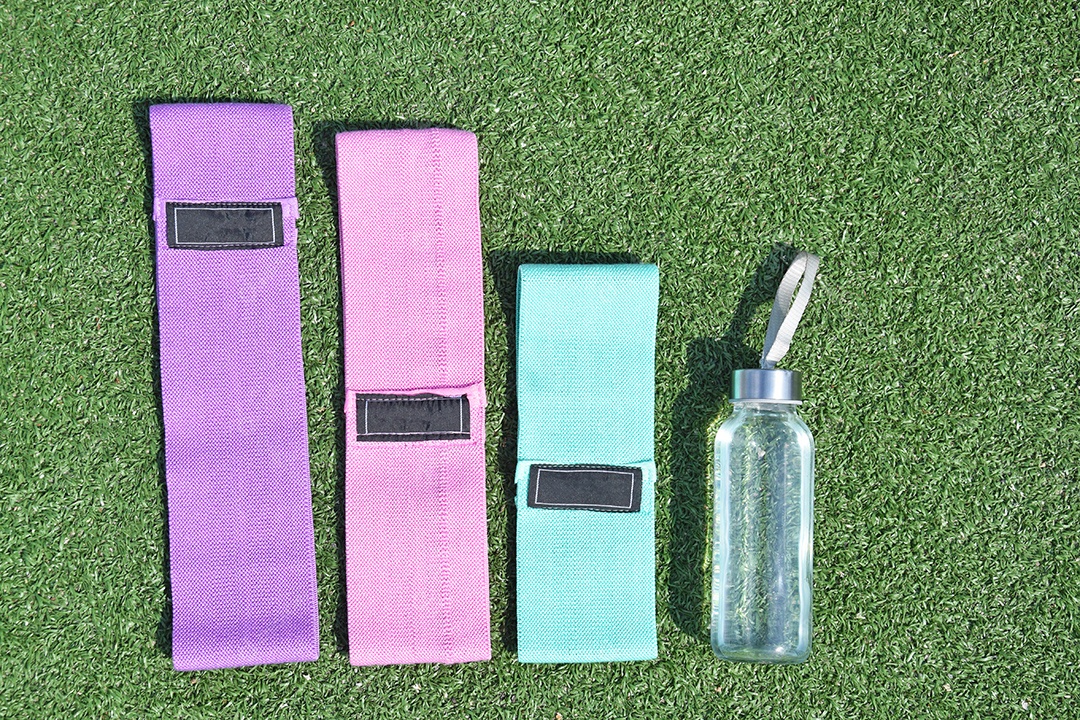 Elásticos de tecido multicolorido para fitness na grama