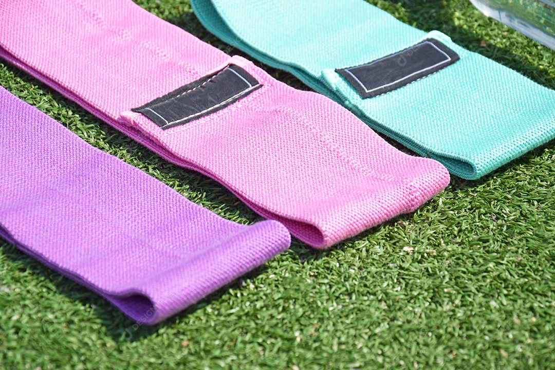 Elásticos de tecido multicolorido para fitness na grama