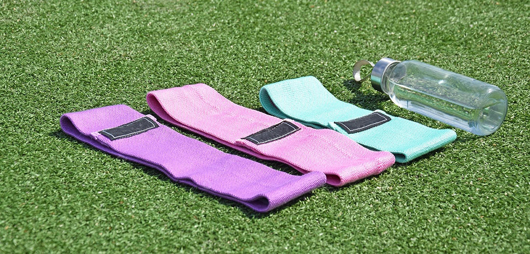 Elásticos de tecido multicolorido para fitness na grama