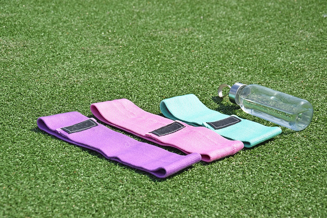 Elásticos de tecido multicolorido para fitness na grama