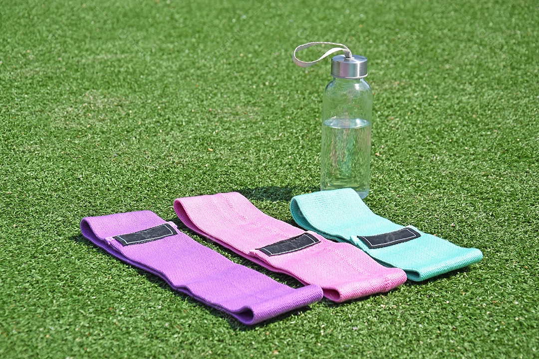 Elásticos de tecido multicolorido para fitness na grama