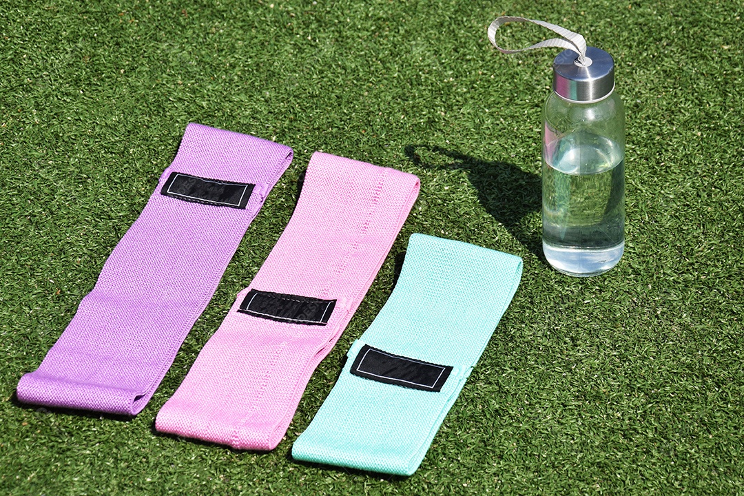 Elásticos de tecido multicolorido para fitness na grama