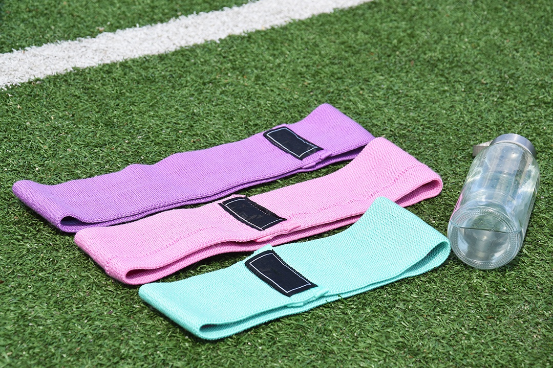 Elásticos de tecido multicolorido para fitness na grama