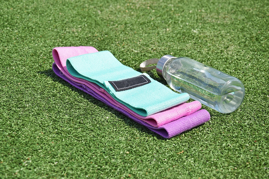 Elásticos de tecido multicolorido para fitness na grama