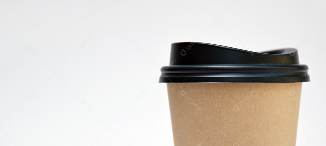 Copo de papel artesanal para bebidas com tampa preta sobre fundo branco