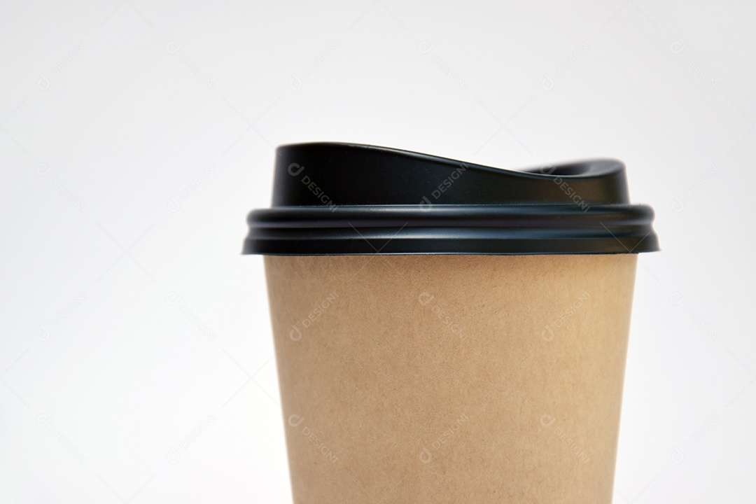 Copo de papel artesanal para bebidas com tampa preta sobre fundo branco
