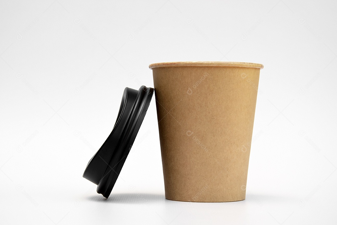 Copo de papel artesanal para bebidas com tampa preta sobre fundo branco