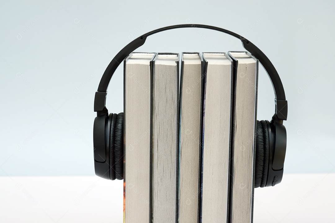 Livros com fone de ouvido sobre fundo branco