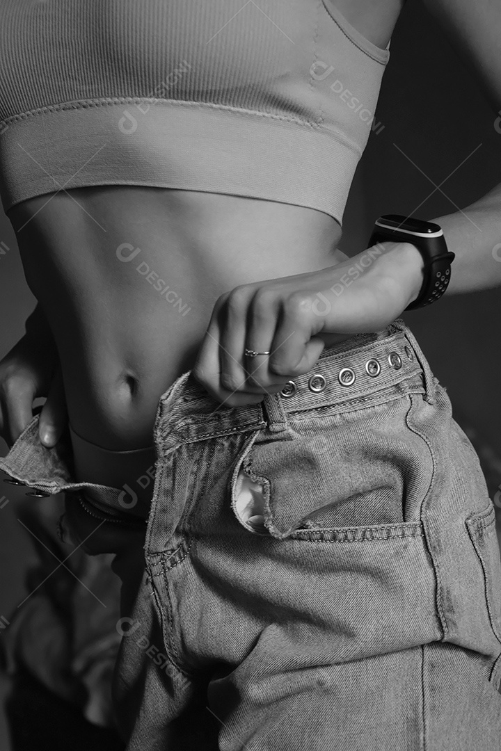 Mulher de corpo bonito abrindo calça jeans