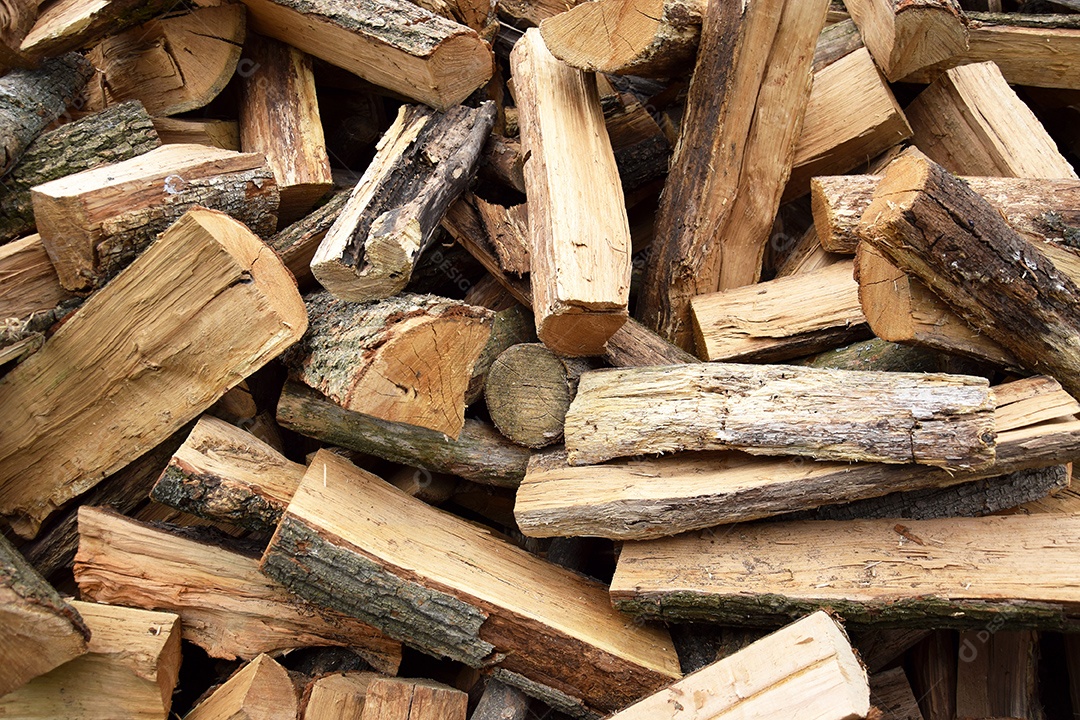Muita lenha de carvalho picada