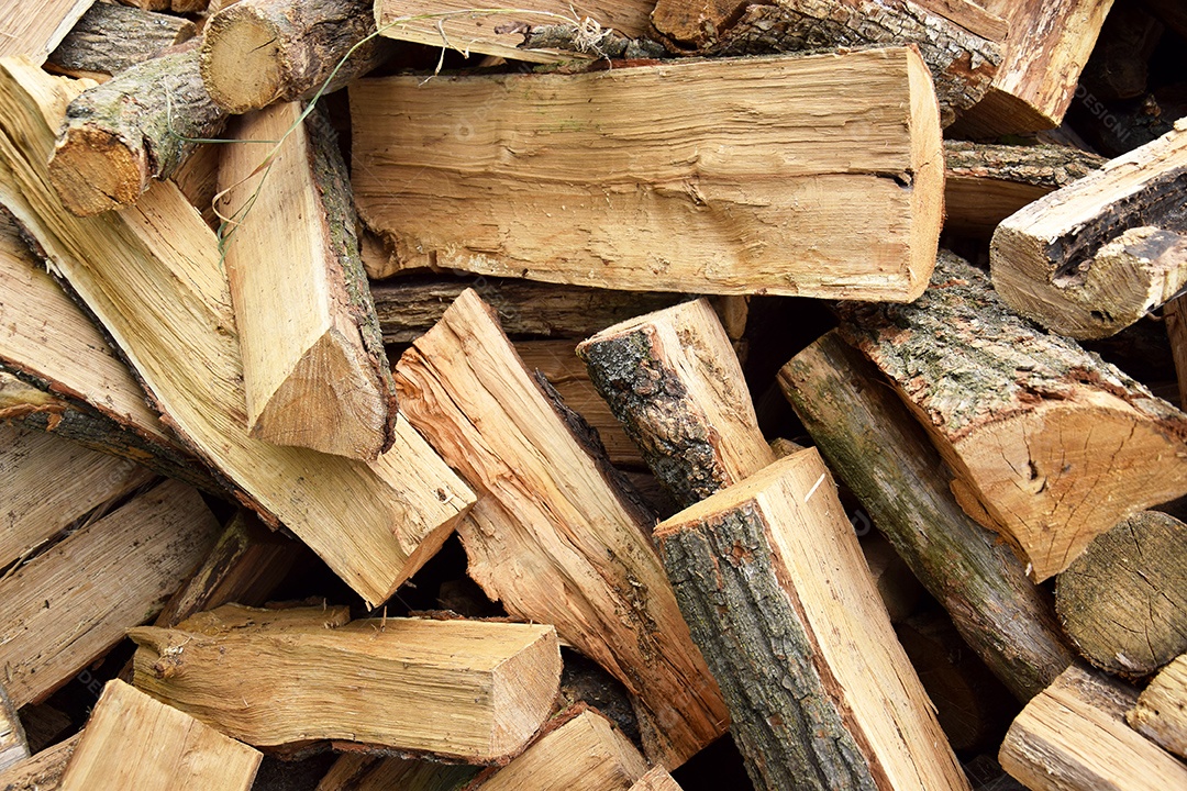 Muita lenha de carvalho picada