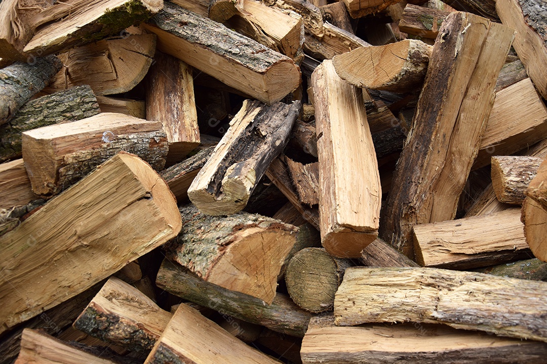Muita lenha de carvalho picada