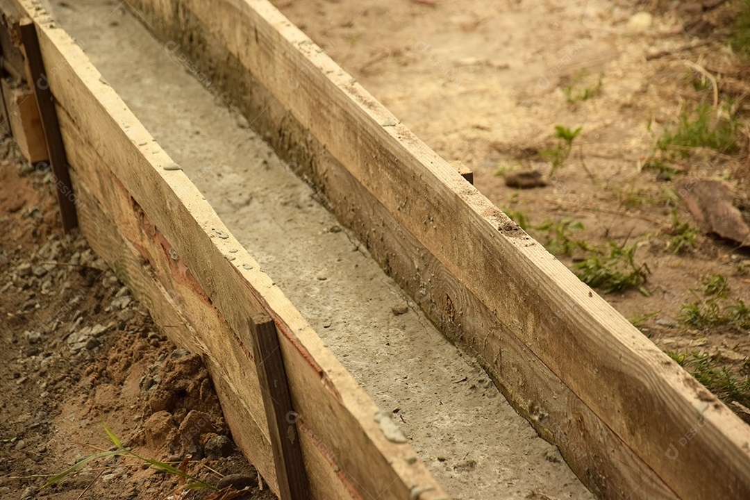 Cofragem de madeira em construção ao ar livre