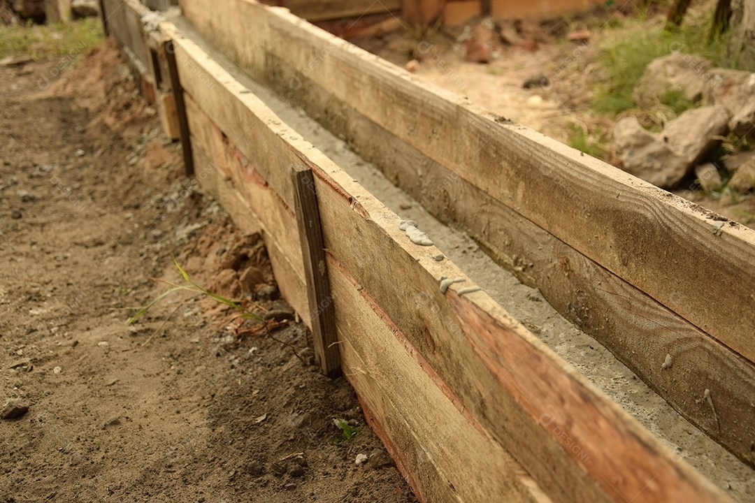 Fundação de tira de concreto de cofragem de madeira para uma varanda de uma casa