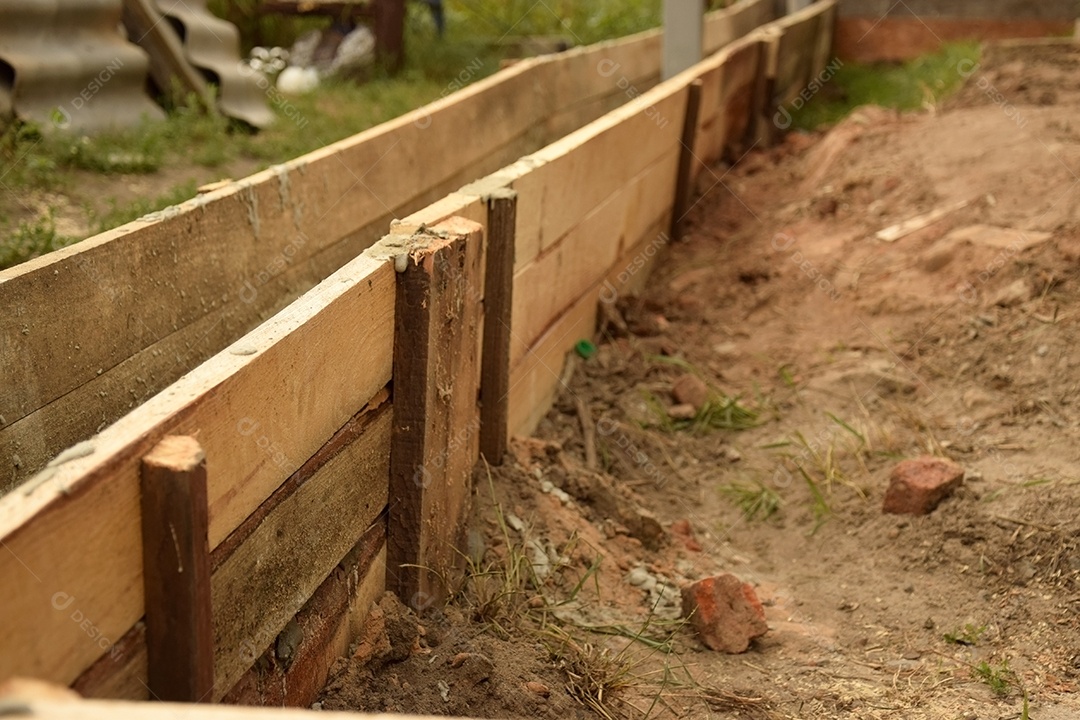 Cofragem de madeira em construção ao ar livre