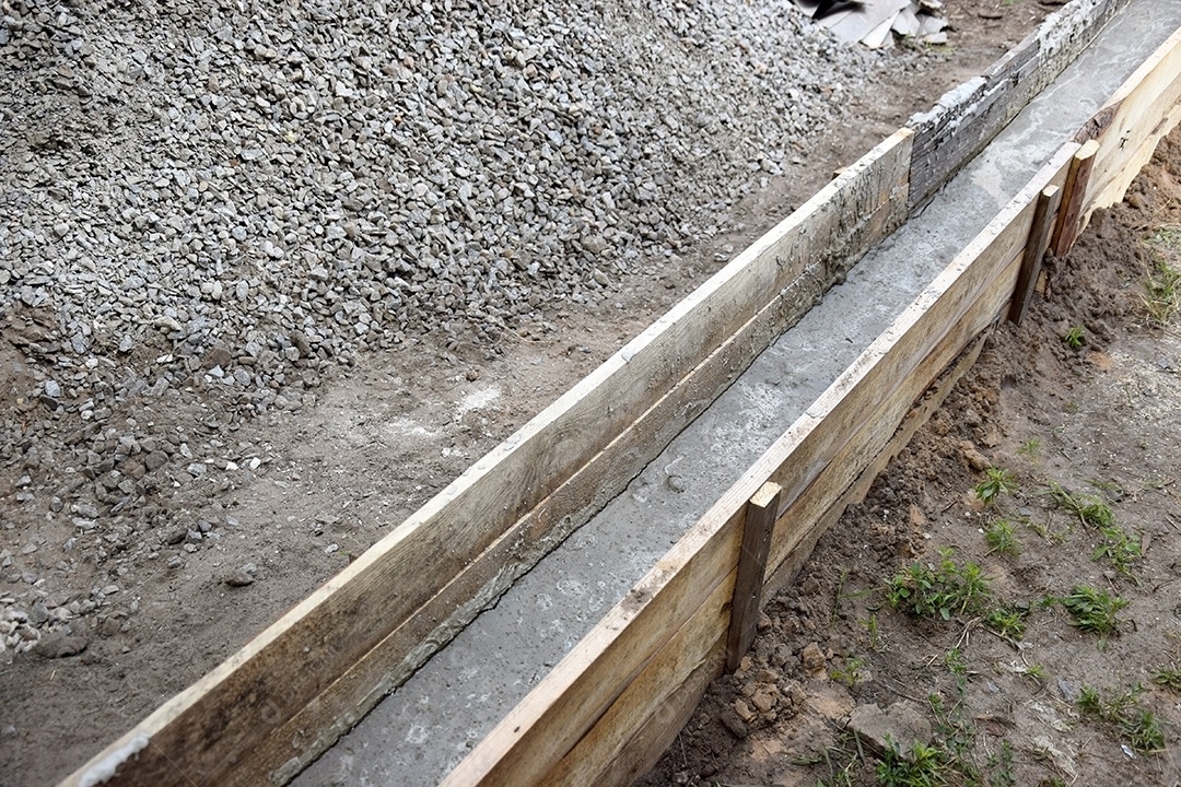 Fundação de tira de concreto de cofragem de madeira para uma varanda de uma casa