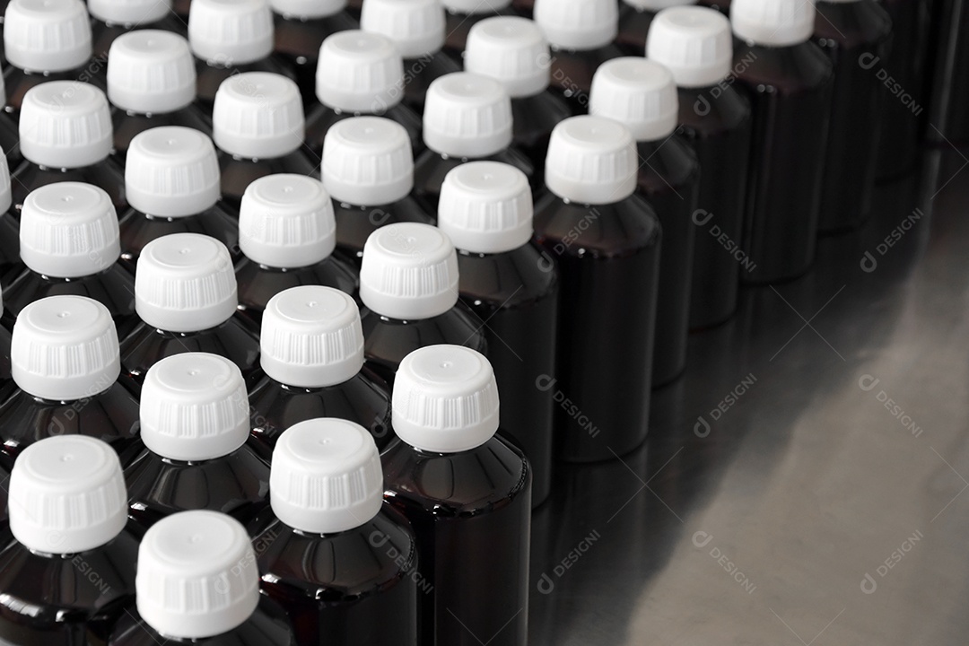 Transportador de linha de produção com garrafas plásticas