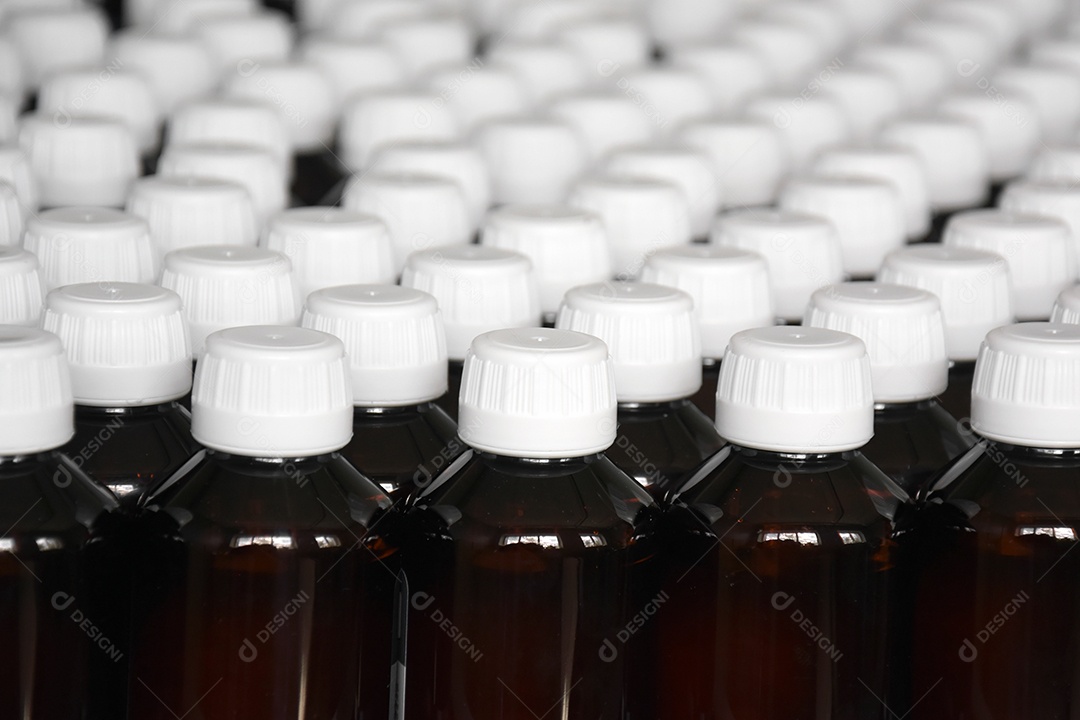 Transportador de linha de produção com garrafas plásticas em uma fábrica