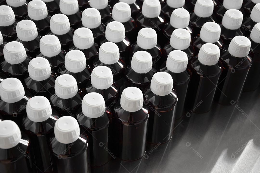 Frasco de remédio de plástico em fabrica sobre fundo branco