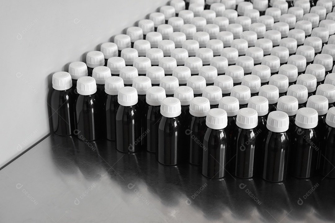 Frasco de remédio de plástico em fabrica sobre fundo branco