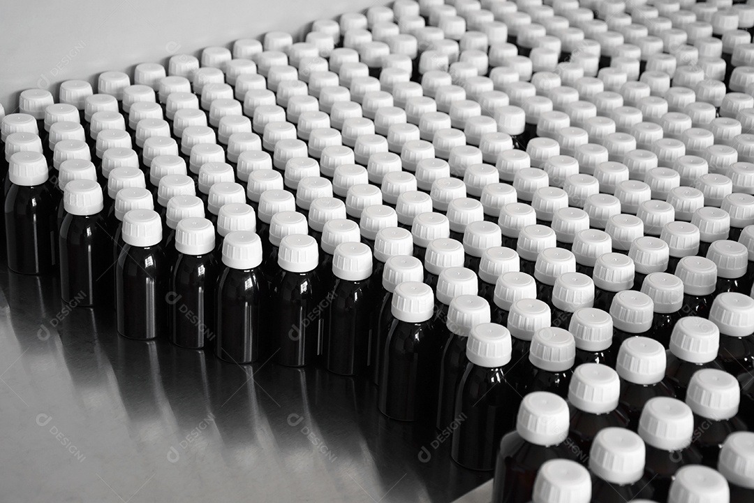 Transportador de linha de produção com garrafas plásticas