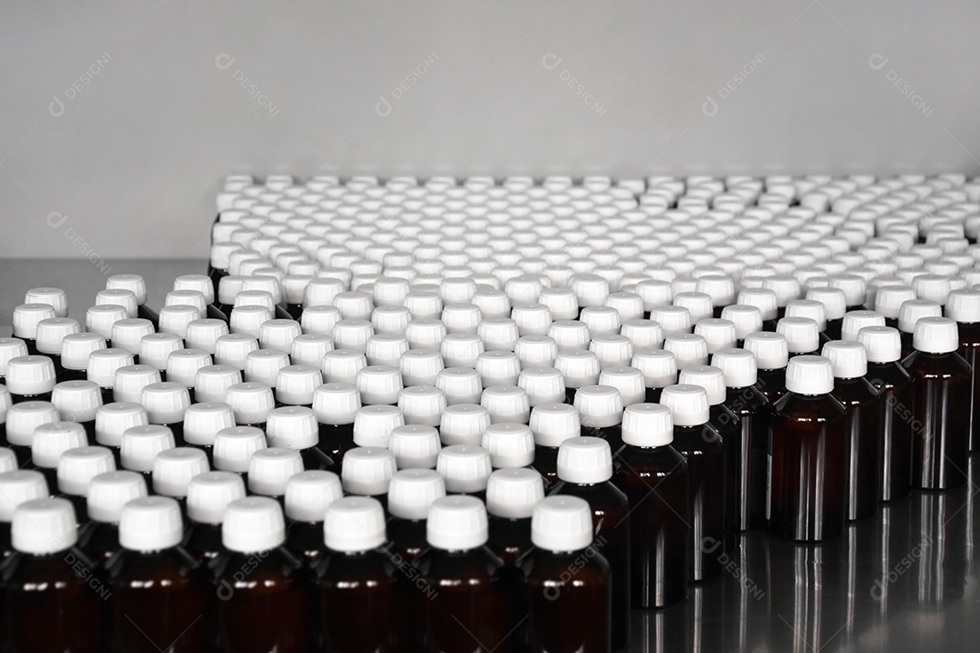 Transportador de linha de produção com garrafas plásticas em uma fábrica