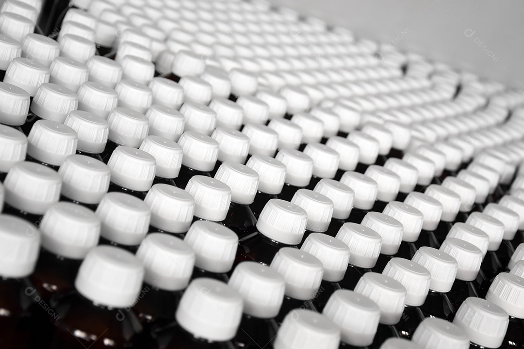 Transportador de linha de produção com garrafas plásticas em uma fábrica