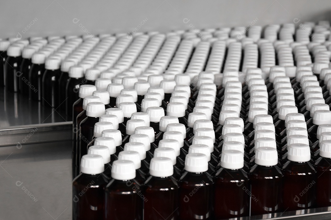 Transportador de linha de produção com garrafas plásticas em uma fábrica