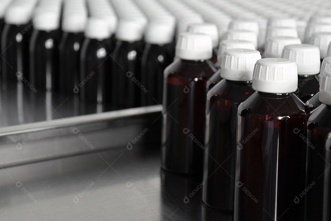 Transportador de linha de produção com garrafas plásticas em uma fábrica