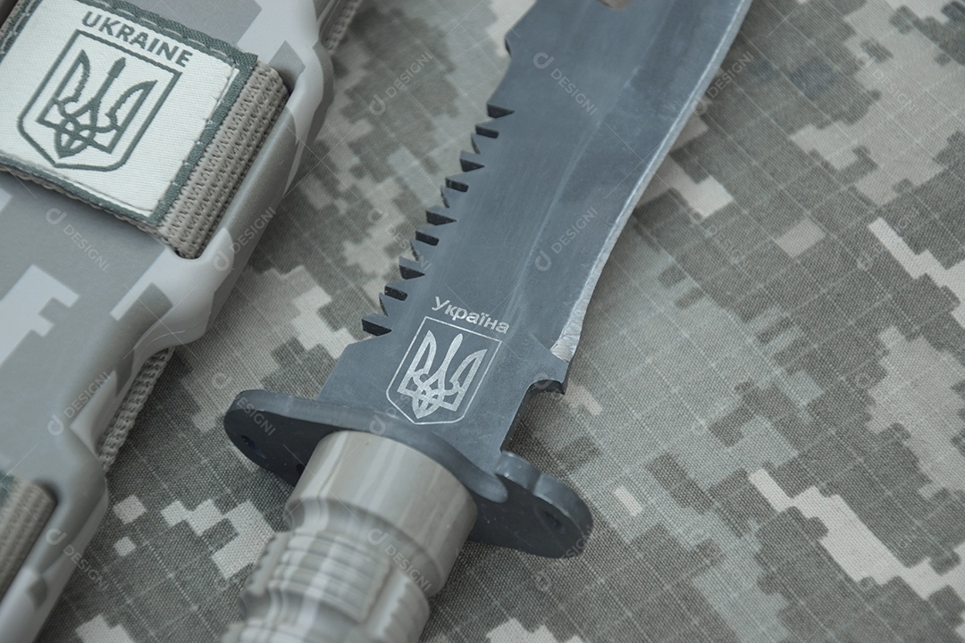 Faca militar e etiqueta de identificação com um tridente em um fundo camuflado de pixel