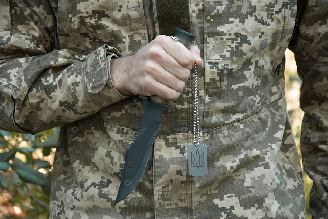 Um soldado ucraniano com faca na mão
