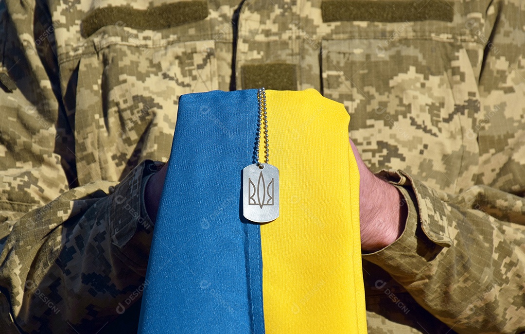 Bandeira da Ucrânia medalha em mãos de um militar