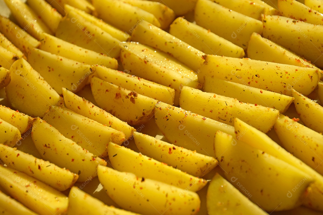 Muitas batatas rústica temperada cortadas