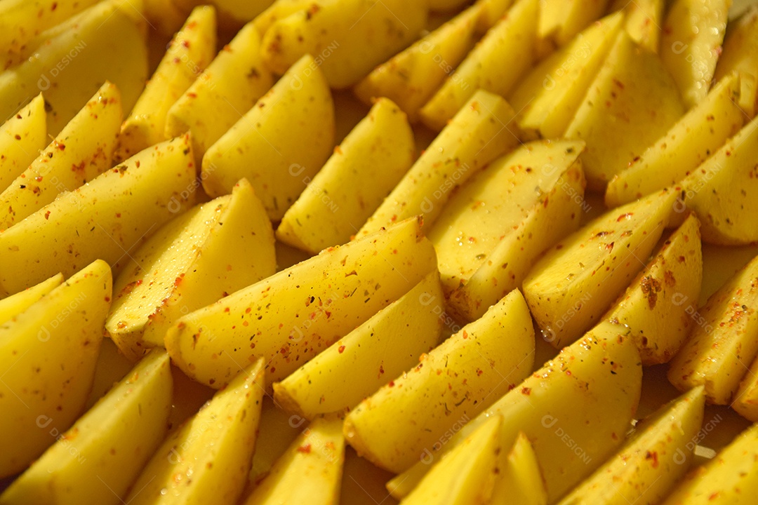 Muitas batatas rústica temperada cortadas