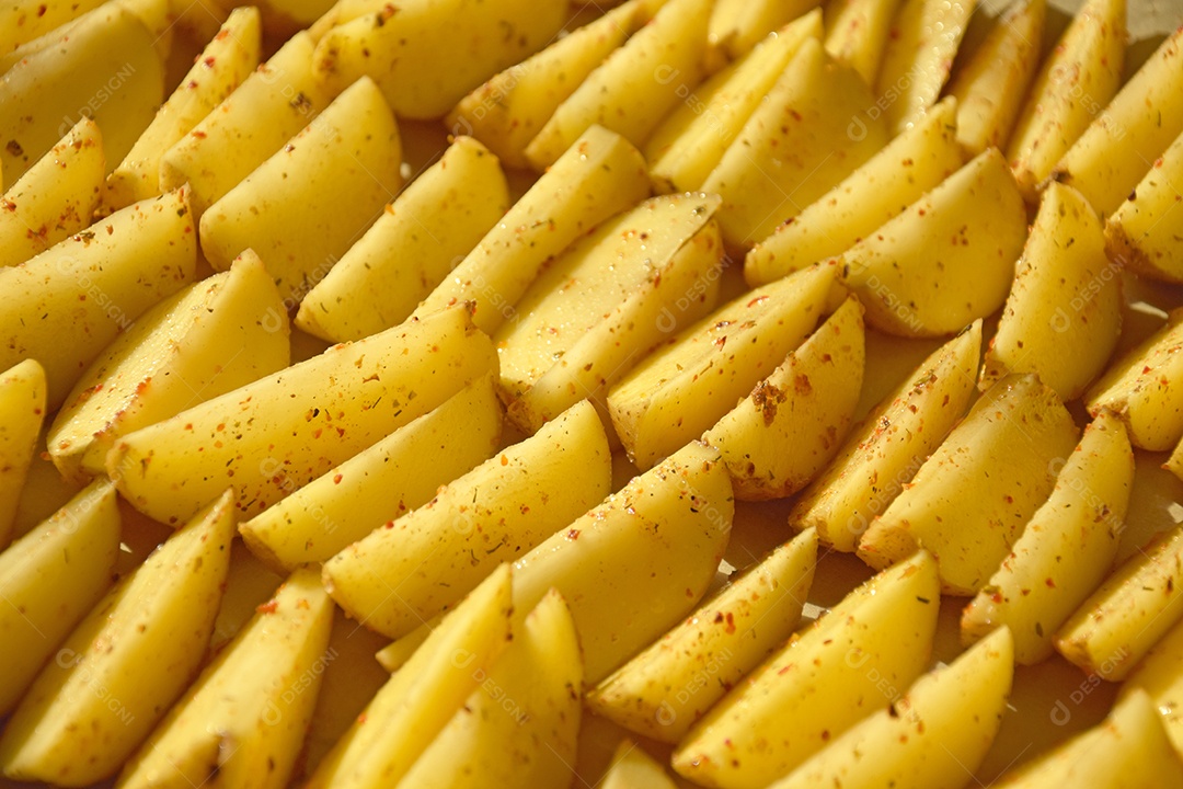Batatas fritas rústicas cortadas em rodelas mais grossas servidas com ervas e sal