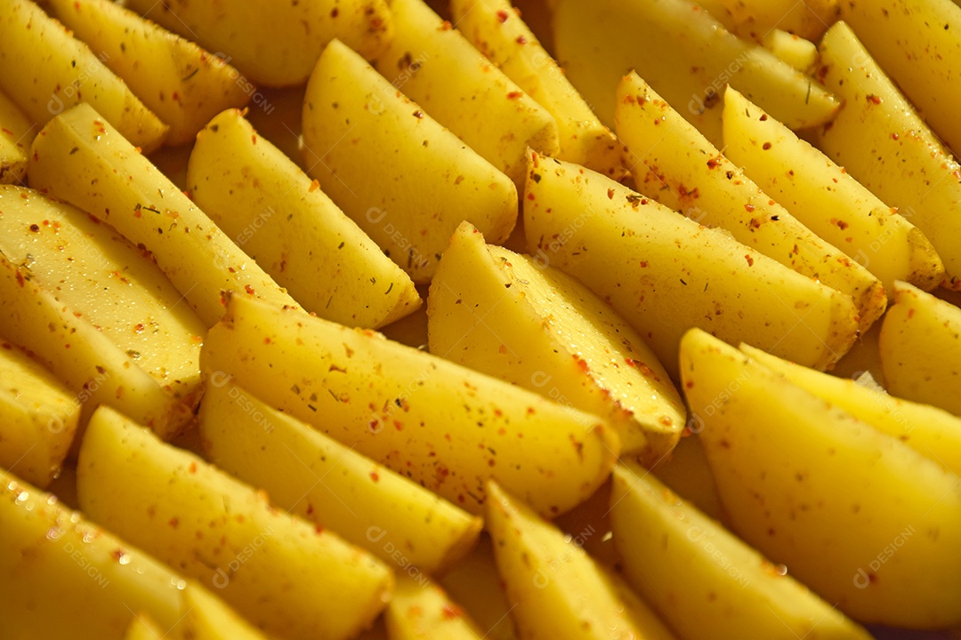 Muitas batatas rústica temperada cortadas